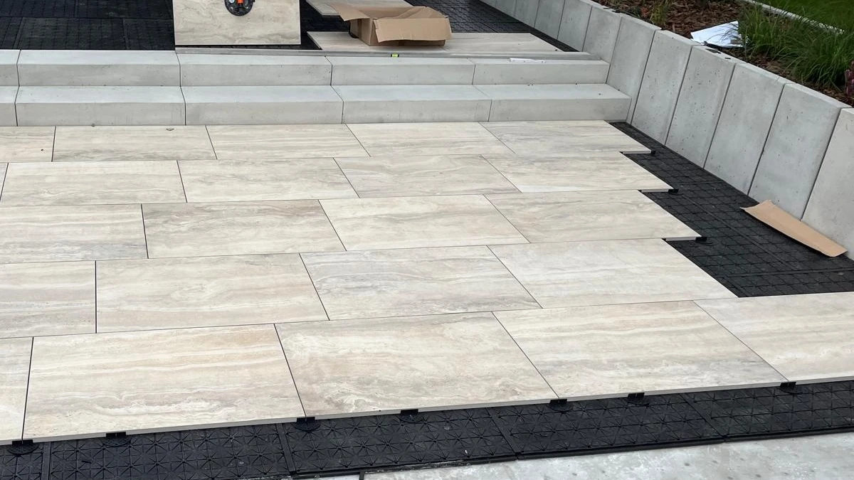 płyty tarasowe gr 2cm na tarasie.webp